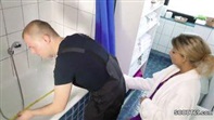 Die blonde Hausfrau spürt den harten Schwanz des Klempners tief in sich im Badezimmer.